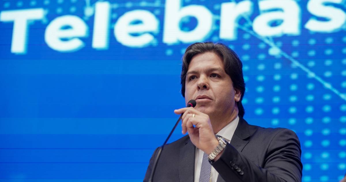 Homem em traje social fala ao microfone em um palco, com o logotipo da Telebras em destaque no fundo. Trata-se de Frederico de Siqueira Filho, presidente da Telebras (Ministério das Comunicações)