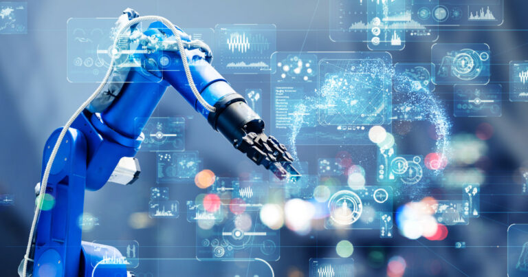 Braço robótico azul operando em um ambiente industrial altamente tecnológico, com diversas interfaces digitais e gráficos de dados flutuando ao redor, representando automação, inteligência artificial e integração com sistemas digitais em uma fábrica inteligente (futuro, industria)