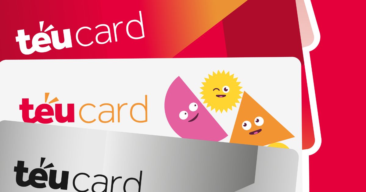 Imagem promocional com três versões do cartão TeuCard sobrepostas. O primeiro cartão tem fundo vermelho e o logo em branco, o segundo tem fundo branco com personagens coloridos (formas geométricas com rostos sorridentes) e o logo em vermelho e laranja, e o terceiro é prateado com o logo em preto. Ao fundo, cor predominante vermelha