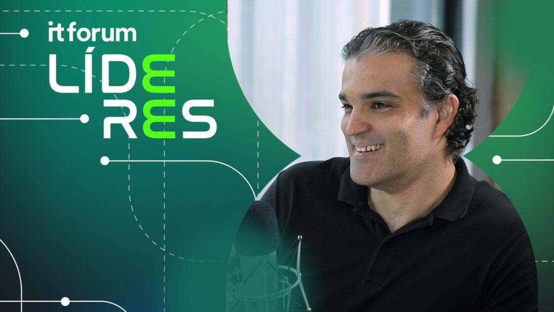 Imagem de Rodrigo Xavier, co-CEO da V8.Tech, sorrindo enquanto participa de uma gravação. Ele veste uma camisa polo preta e está posicionado à direita da imagem, com um microfone visível à sua frente. Ao fundo, há um ambiente interno claro e desfocado. À esquerda da imagem, está a identidade visual do evento "IT Forum Líderes", com design em tons de verde e branco e elementos gráficos de circuito eletrônico