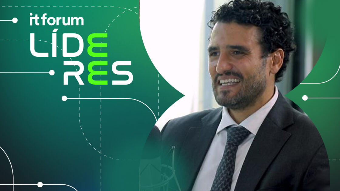 Thiago Nicodemo, diretor do Arquivo Público do Estado de São Paulo (APESP), aparece sorrindo, vestindo terno escuro, camisa branca e gravata, em frente a um fundo com a identidade visual do evento "IT Forum Líderes", com elementos gráficos em verde e branco (desigualdade)