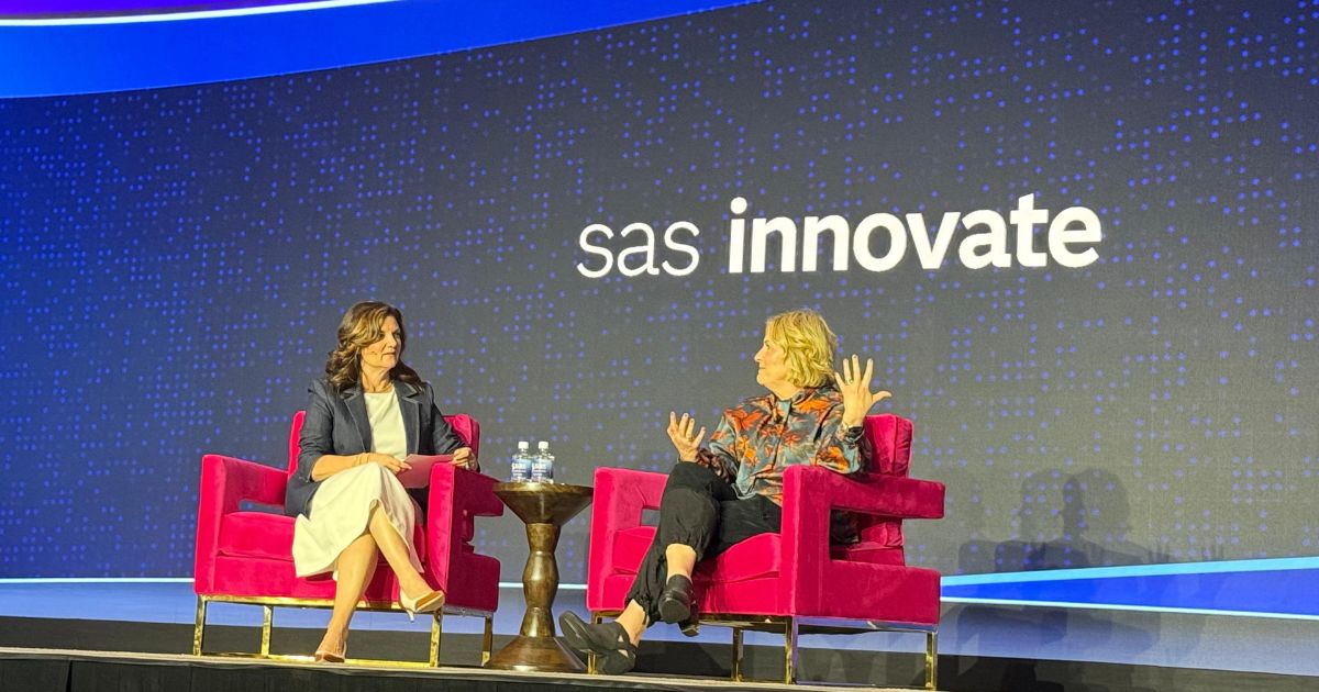 Jennifer Chase, CMO do SAS, e Brené Brown, pesquisadora e escritora, conversam sentadas em poltronas vermelhas no palco do evento SAS Innovate 2025. Ao fundo, o logo “sas innovate” é exibido em um painel digital azul com pontos brancos simulando dados.