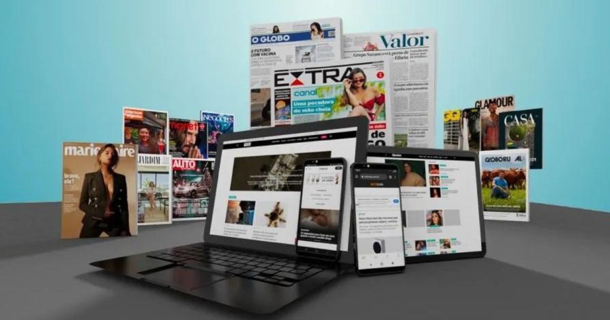 A imagem mostra uma composição visual com revistas e jornais impressos ao fundo, enquanto na frente aparecem dispositivos eletrônicos — um laptop, um smartphone e um tablet — exibindo páginas da web ou artigos digitais. Entre as publicações visíveis estão: Marie Claire Auto Esporte O Globo Valor Econômico Extra A cena sugere uma transição ou convivência entre o jornalismo impresso tradicional e o consumo digital de notícias e conteúdo editorial.