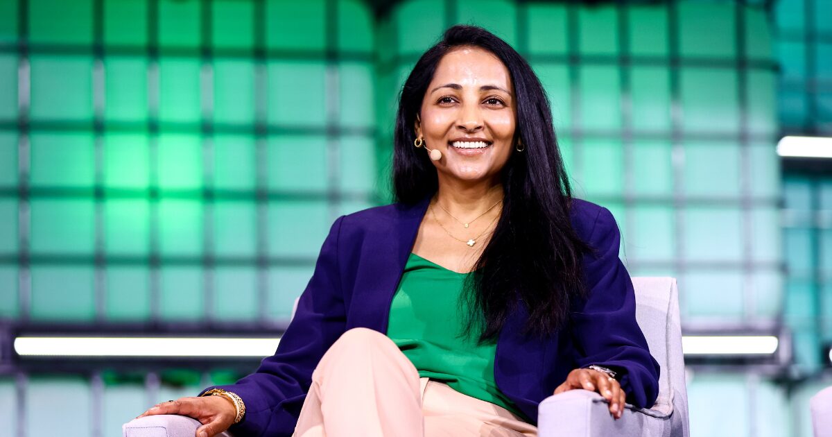 Vidya Peters, CEO da DataSnipper, durante apresentação no palco principal do primeiro dia do Web Summit Rio 2025, realizado no Riocentro, no Rio de Janeiro. Foto: Vaughn Ridley/Web Summit via Sportsfile