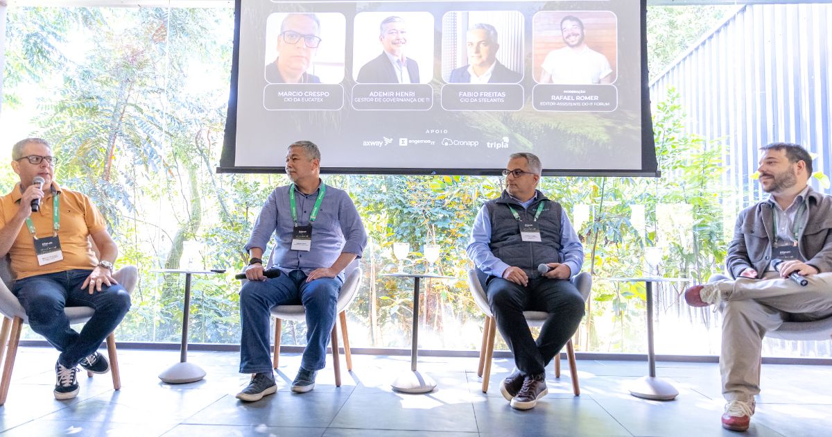 Da esquerda para direita: Marcio Crespo, CIO da Eucatex; Ademir Henri de Sousa, gestor de Governança de TI do Hospital das Clínicas; Fabio Freitas, CIO da Stellantis; e Rafael Romer, editor assistente do IT Forum. (Imagem: PlayP/IT Forum)