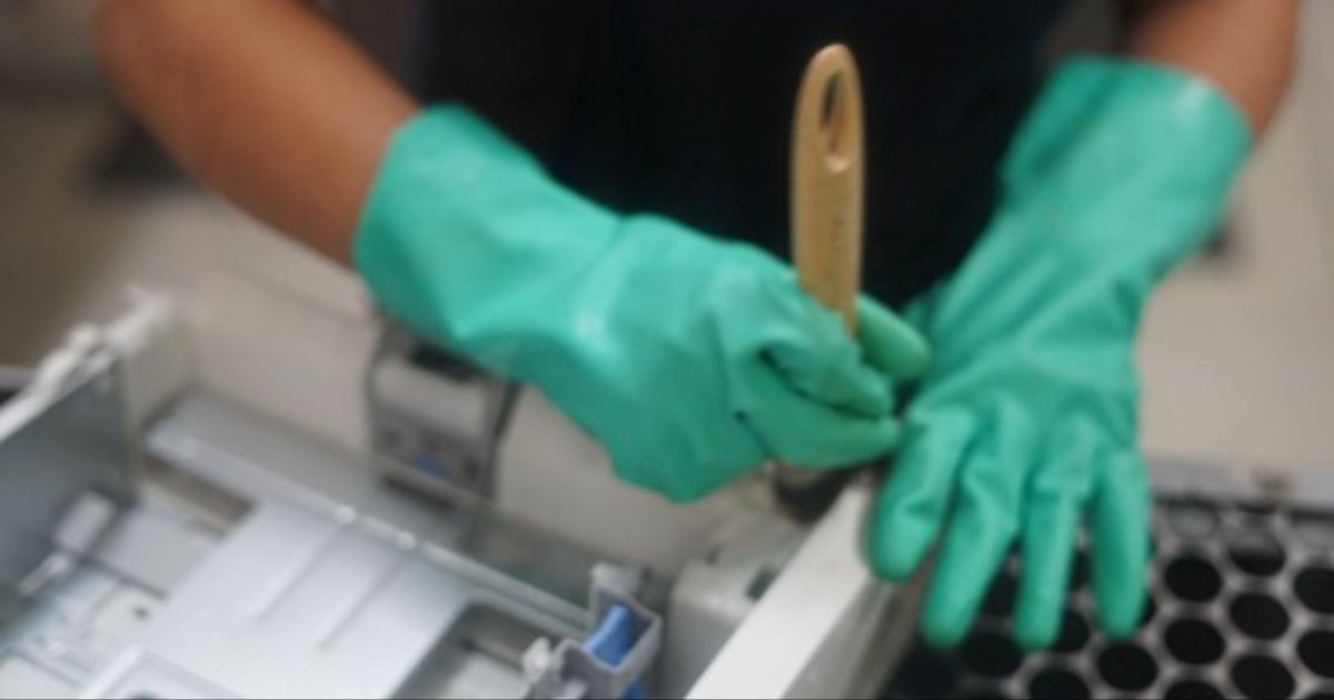 Profissional limpa equipamento eletrônico antes da revitalização (simpress, limpeza, reciclagem)