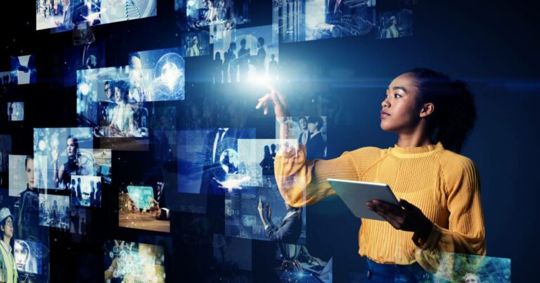 Imagem de uma mulher usando um tablet enquanto interage com uma interface virtual holográfica repleta de imagens e ícones flutuantes, representando conceitos de tecnologia, inteligência artificial e comunicação digital. A mulher veste uma blusa amarela de mangas longas e está em um ambiente de fundo escuro, com diversas telas translúcidas exibindo pessoas, gráficos e elementos tecnológicos (IA generativa, pensamento crítico)