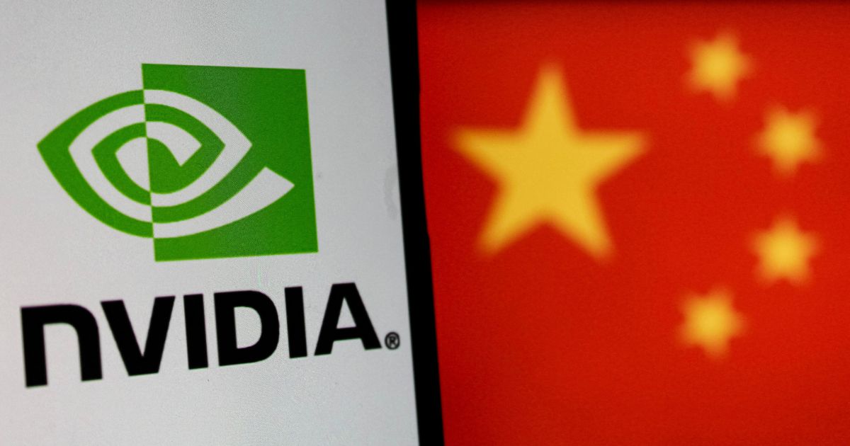 Imagem dividida em duas partes. À esquerda, aparece o logotipo da empresa Nvidia, com seu símbolo gráfico em verde e branco e o nome “NVIDIA” em letras pretas. À direita, desfocada, está a bandeira da China, em fundo vermelho com uma grande estrela amarela e quatro estrelas menores. A composição sugere uma relação entre a empresa de tecnologia e o mercado ou governo chinês.