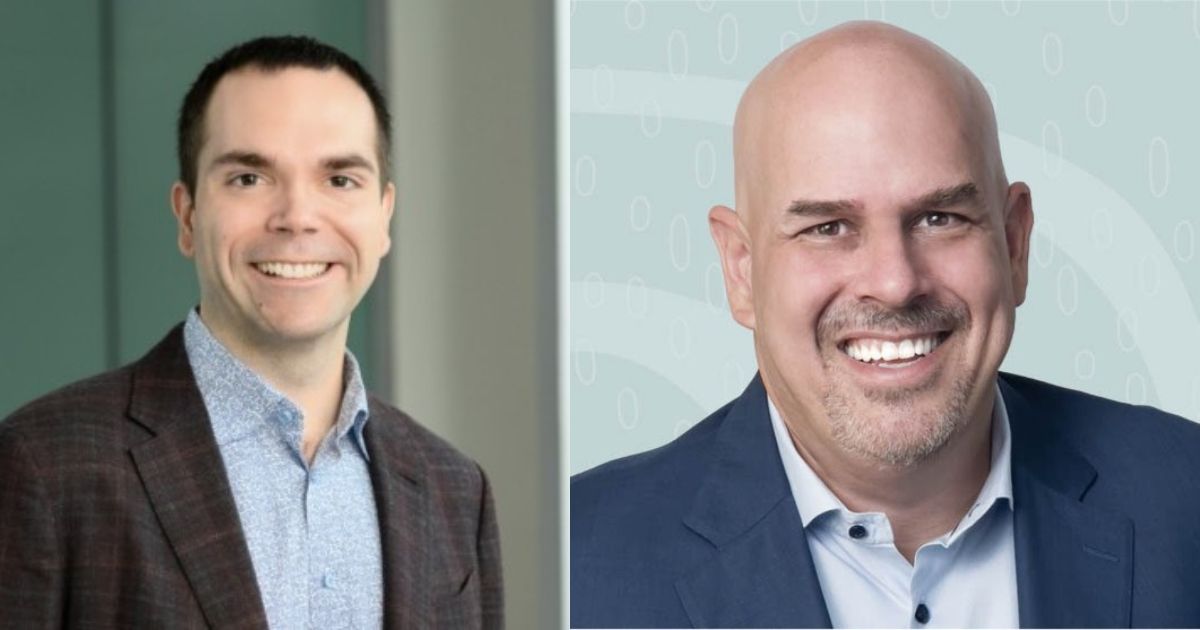 Duas pessoas aparecem na imagem com os rostos desfocados. À esquerda, uma delas veste uma jaqueta xadrez escura sobre uma camisa azul clara com padrão. Está posicionada diante de um fundo neutro. À direita, a outra pessoa usa um paletó azul escuro sobre uma camisa branca, com um fundo composto por números binários (0s e 1s) em tons claros, sugerindo um contexto tecnológico ou digital. (Oracle, CEO)