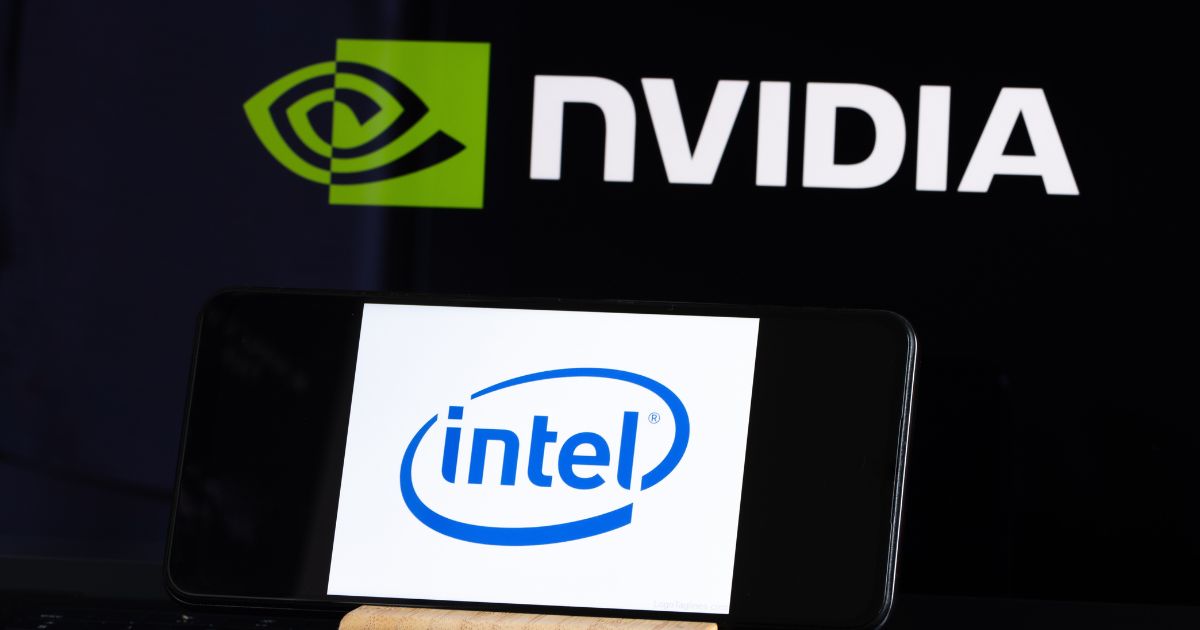 A imagem apresenta dois logotipos. Ao fundo, o logotipo da Nvidia, composto por um olho estilizado nas cores verde e preta, acompanhado do texto "NVIDIA" em branco. Em primeiro plano, aparece a tela de um smartphone exibindo o logotipo da Intel, com a palavra "intel" em azul dentro de uma forma oval branca.