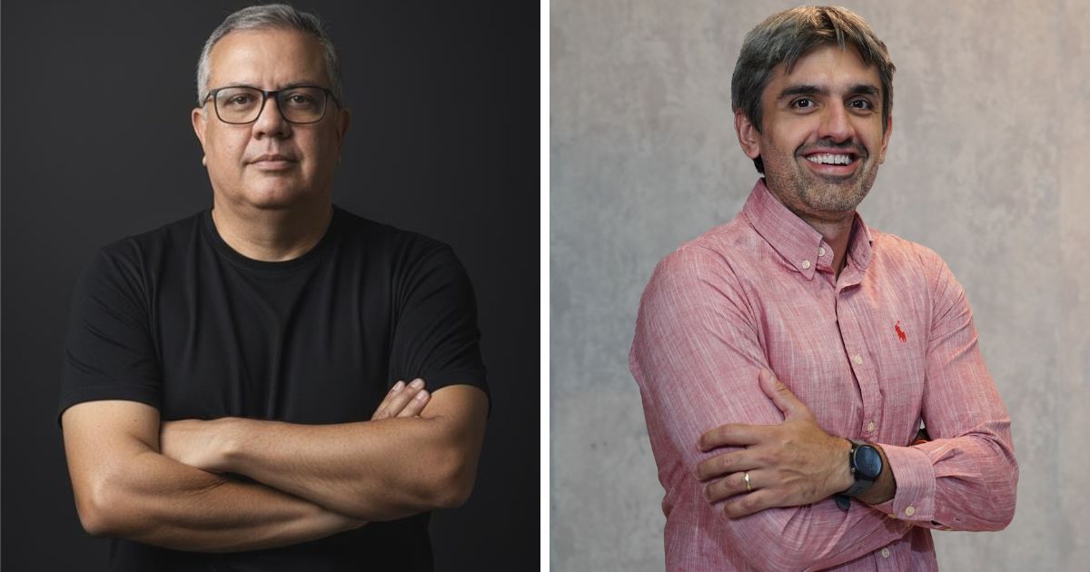 A imagem é composta por duas fotos lado a lado, mostrando pessoas em poses semelhantes. Na foto à esquerda, a pessoa veste uma camiseta preta e está com os braços cruzados, posicionada diante de um fundo escuro. Na foto à direita, a pessoa usa uma camisa social rosa com botões e também está com os braços cruzados, diante de uma parede clara com textura. Ambas as imagens têm um estilo retrato, com foco no tronco e nos detalhes das roupas. (profissional de TI)
