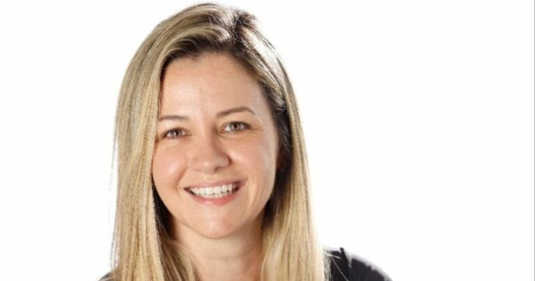 A imagem mostra uma pessoa com cabelo longo e claro, em frente a um fundo branco. A iluminação é uniforme, destacando o rosto da pessoa, que está voltado para a câmera. O fundo neutro contribui para manter o foco na figura retratada, sendo ideal para uso em contextos profissionais ou ilustrativos. (Fernanda Toscano, tecnologia)