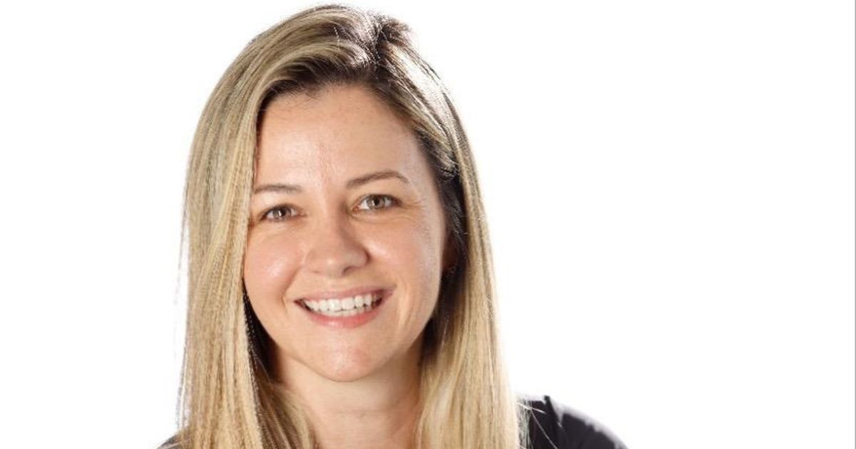 A imagem mostra uma pessoa com cabelo longo e claro, em frente a um fundo branco. A iluminação é uniforme, destacando o rosto da pessoa, que está voltado para a câmera. O fundo neutro contribui para manter o foco na figura retratada, sendo ideal para uso em contextos profissionais ou ilustrativos. (Fernanda Toscano, tecnologia)