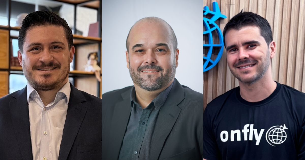 Imagem em montagem com três executivos lado a lado: à esquerda, um homem de terno azul-marinho e camisa clara sorrindo, em ambiente interno com estante ao fundo; ao centro, um homem calvo com barba, usando terno escuro e posando diante de fundo neutro; à direita, um homem sorridente com camiseta preta da Onfly posando diante de parede de madeira com logotipo azul ao fundo. A legenda informa que são Anderson Buzzi, novo CTO e CPO da FastBuilt; Felipe Colvara, novo gerente comercial da Adentro; e João Amorim, novo CHRO da Onfly, apresentados como os executivos da semana.