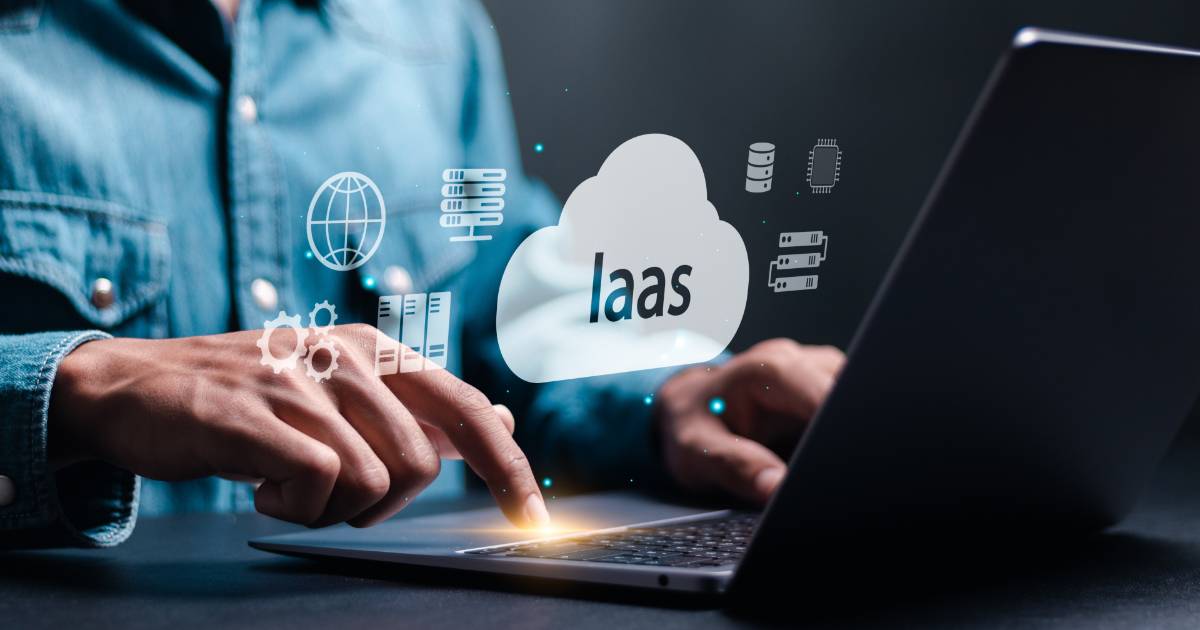 Pessoa usando notebook com ícones digitais flutuando, representando conceitos de computação em nuvem. No centro, há uma nuvem com a sigla “IaaS” (Infraestrutura como Serviço), acompanhada de símbolos de tecnologia como engrenagens, servidores, chip e globo, simbolizando infraestrutura digital e serviços em nuvem.