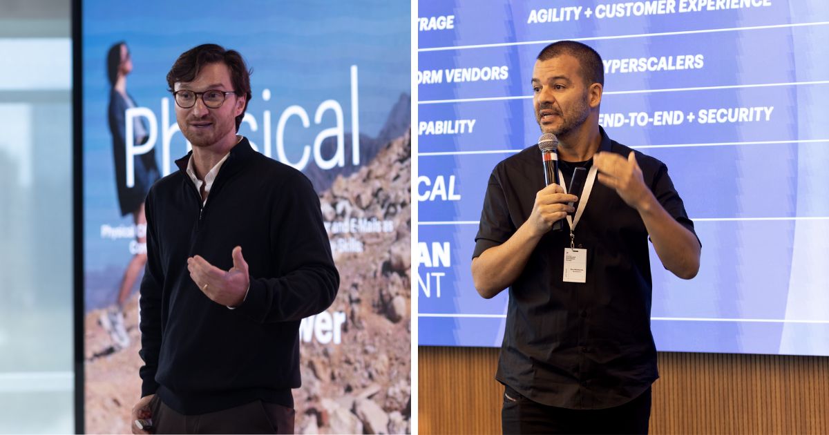 A foto está dividida em duas partes, mostrando duas pessoas em momentos de apresentação. À esquerda, uma pessoa está em frente a uma tela com imagem de paisagem rochosa e texto parcialmente visível, incluindo a palavra “Physical”. A pessoa veste um suéter escuro sobre uma camisa clara e está gesticulando com uma das mãos. À direita, outra pessoa segura um microfone e também gesticula enquanto fala. Ao fundo, há uma tela com texto em inglês, incluindo termos como “AGILITY + CUSTOMER EXPERIENCE”, “END-TO-END + SECURITY” e “PHYSICAL”. A pessoa veste uma camisa escura e usa um crachá pendurado no pescoço. (Accenture)