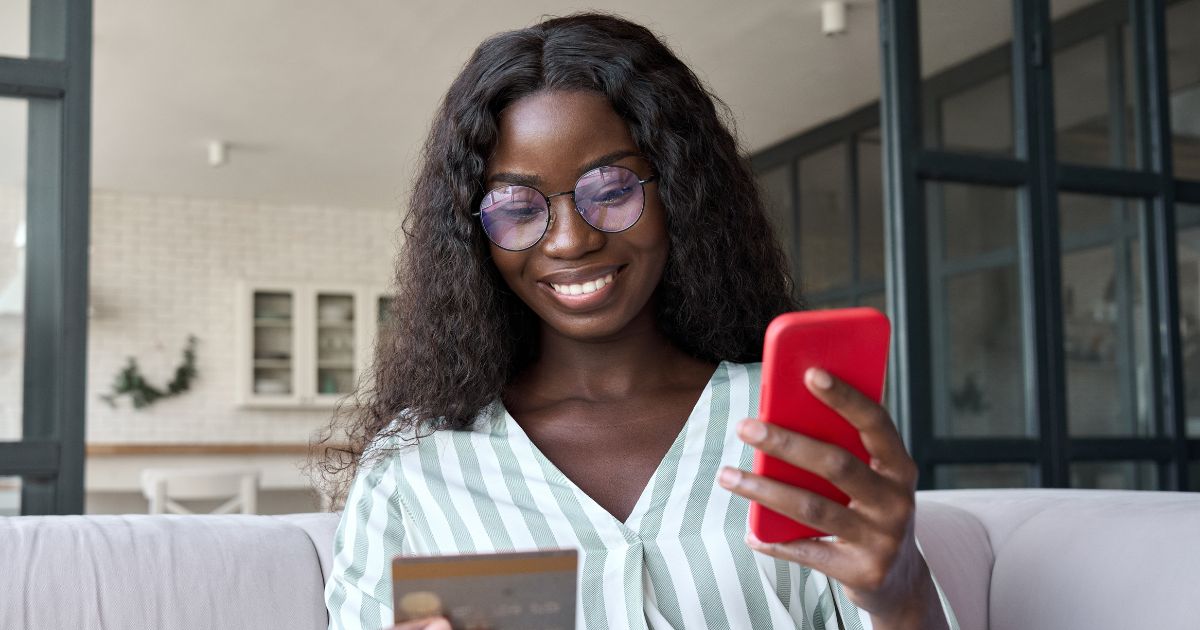 A cena mostra uma pessoa sentada em um ambiente interno moderno, com elementos que sugerem uma área residencial ou comercial bem iluminada. (Lojas Torra e Eitri)
