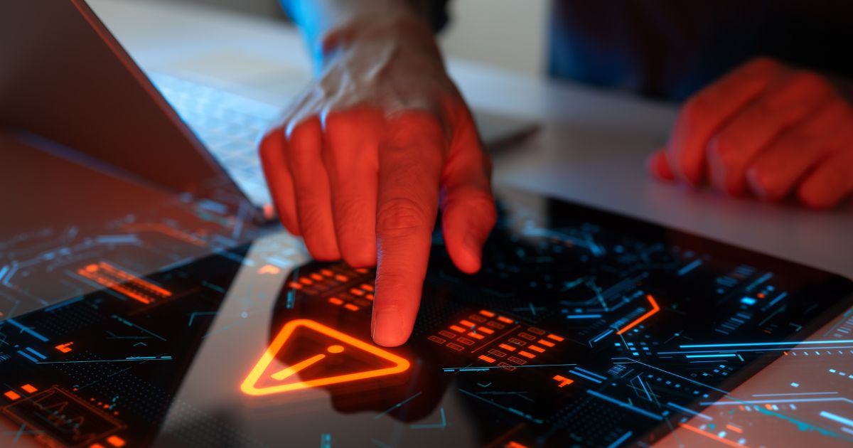 A imagem mostra uma cena tecnológica, provavelmente relacionada a segurança digital ou sistemas avançados. Há um dispositivo eletrônico (parece ser um tablet ou tela sensível ao toque) com gráficos futuristas e elementos de interface digital. (golpes)