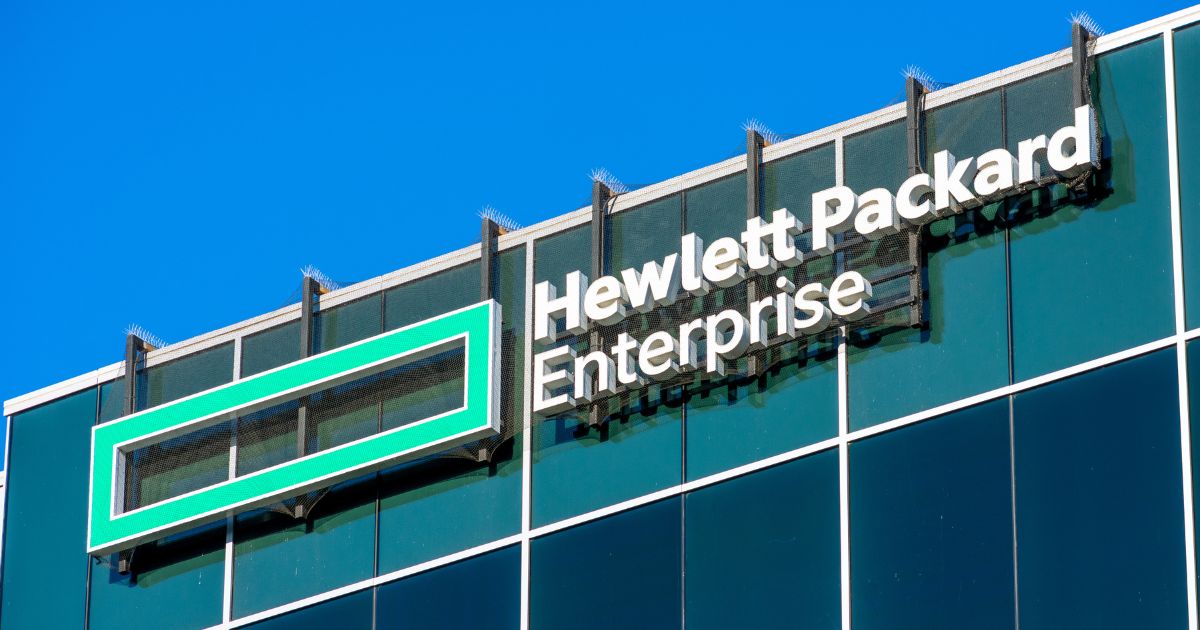 A imagem mostra a fachada de um edifício corporativo moderno com o logotipo e nome da empresa Hewlett Packard Enterprise (HPE) em destaque, indicando que se trata da sede ou de um escritório da companhia.