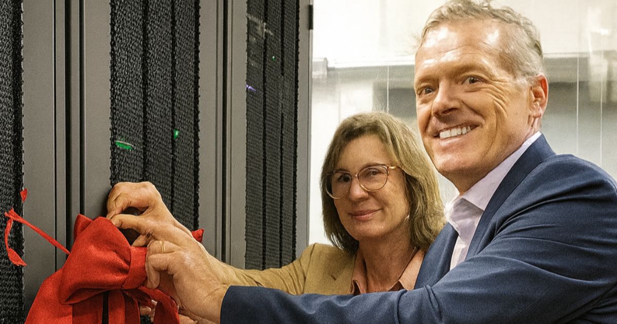 A imagem mostra um momento simbólico de inauguração ou ativação de infraestrutura tecnológica, provavelmente relacionado a servidores ou data centers. (Unicamp e Shell Brasil)