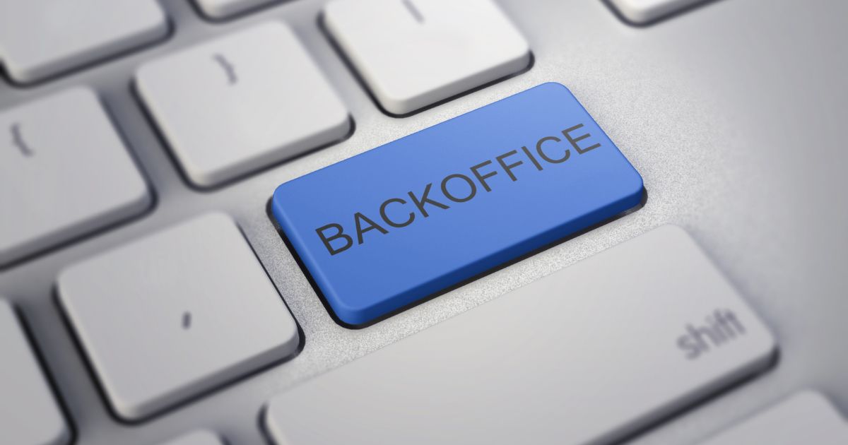 Um teclado de computador é mostrado em close-up, com uma tecla azul destacada no centro. Nessa tecla, está escrito “BACKOFFICE” em letras maiúsculas. O restante das teclas é cinza claro, criando contraste com a tecla azul. A composição dá ênfase ao termo, sugerindo foco em operações internas ou administrativas.