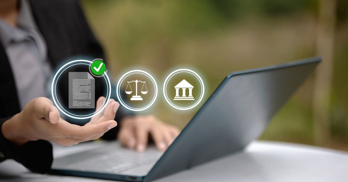 Uma pessoa trabalha em um laptop enquanto estende a mão à frente, onde aparecem ícones digitais flutuantes. Os ícones representam um documento aprovado com um selo de verificação, uma balança de justiça e um edifício institucional, sugerindo temas de conformidade, legislação ou processos jurídicos digitais. O fundo é desfocado, destacando os elementos virtuais e o computador. (Camex)