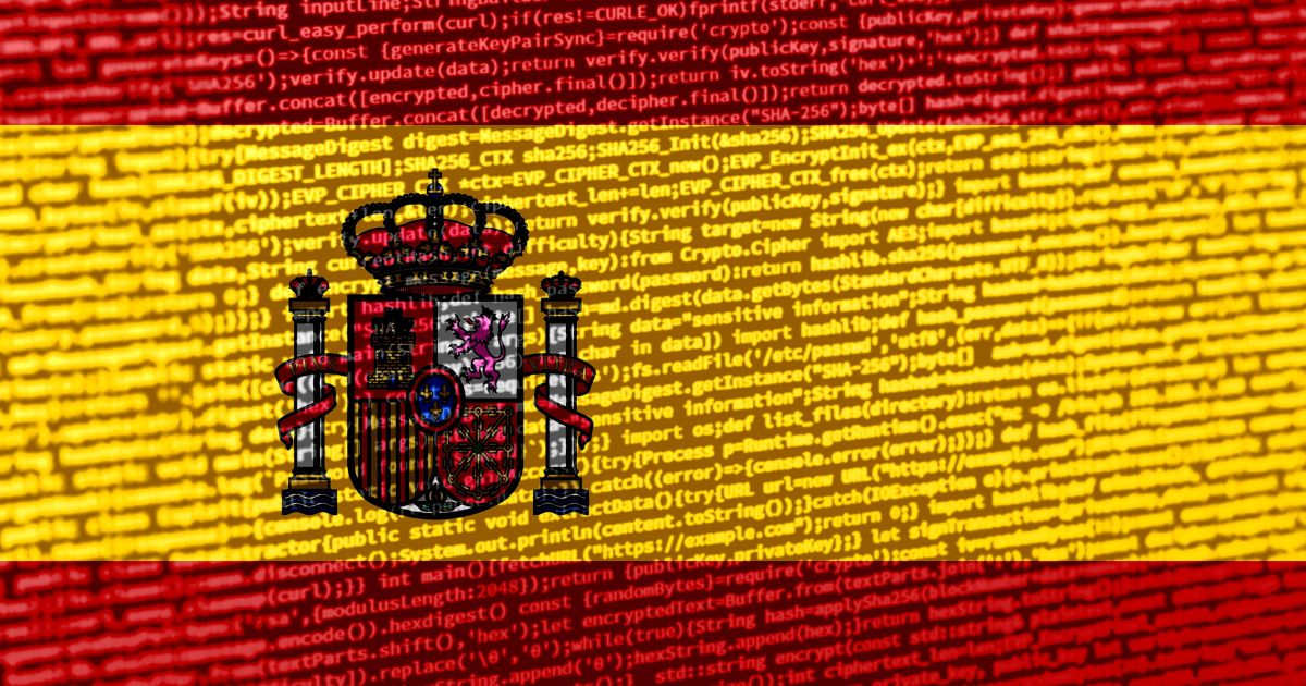 A imagem mostra a bandeira da Espanha preenchendo todo o fundo, composta por faixas horizontais em vermelho, amarelo e vermelho, com o brasão espanhol no centro. Sobre a bandeira, há diversas linhas de código exibidas em tons de amarelo e vermelho, criando o efeito visual de que o código está projetado ou sobreposto à bandeira, sugerindo temas como cibersegurança, tecnologia, dados ou ataques digitais relacionados ao país.
