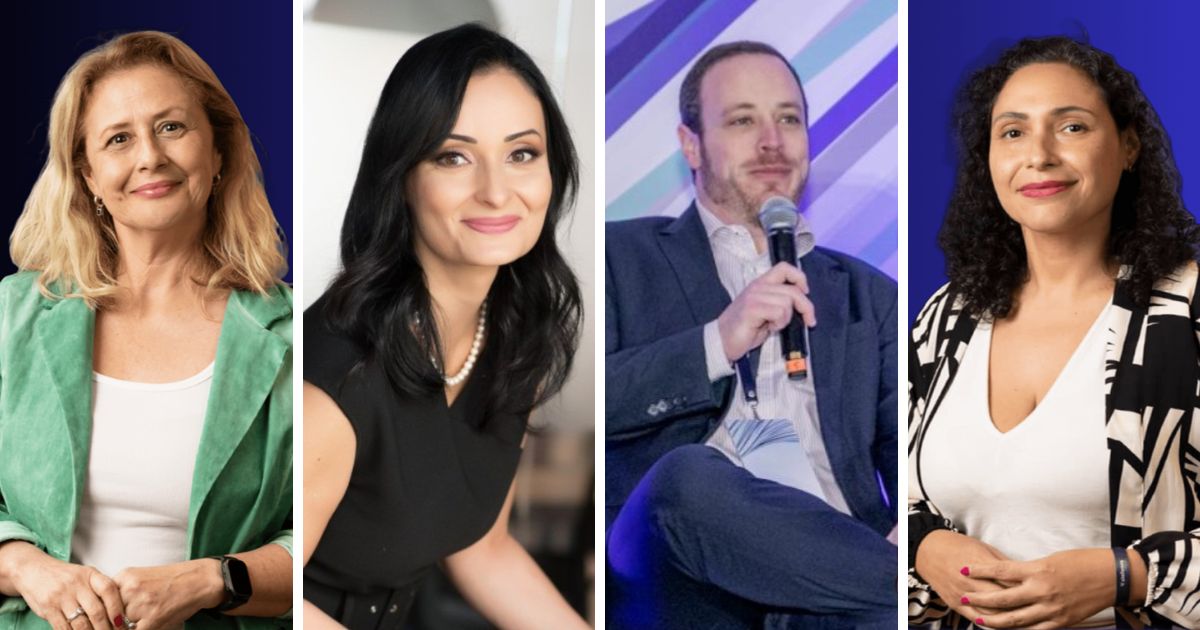 Quatro pessoas posicionadas lado a lado em uma composição dividida em colunas. A primeira veste um blazer verde-claro sobre uma blusa branca; a segunda usa um vestido preto e um colar de pérolas; a terceira está com terno escuro e segura um microfone enquanto participa de um evento; a quarta veste um cardigã estampado em preto e branco sobre uma blusa clara, com as mãos entrelaçadas. O fundo alterna entre tons de azul e padrões gráficos.